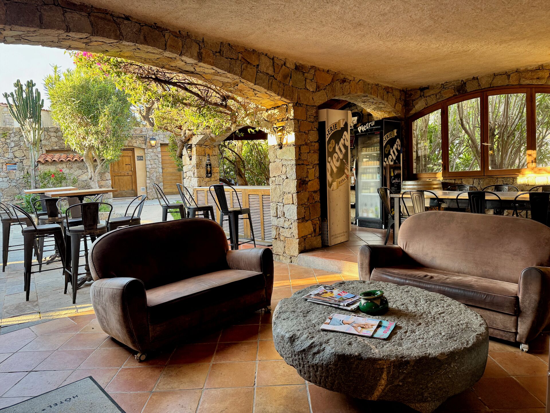 每日供应自助式早餐（每人 EUR 14）