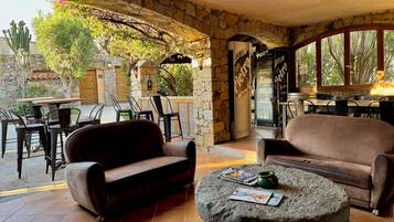 每日供应自助式早餐(每人 EUR 14)