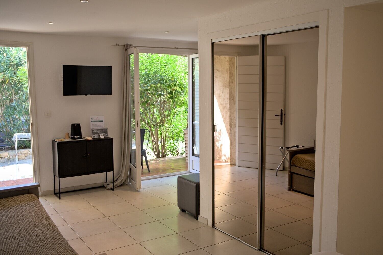 studio (3 people) | in-room safe, desk, soundproofing, bed sheets