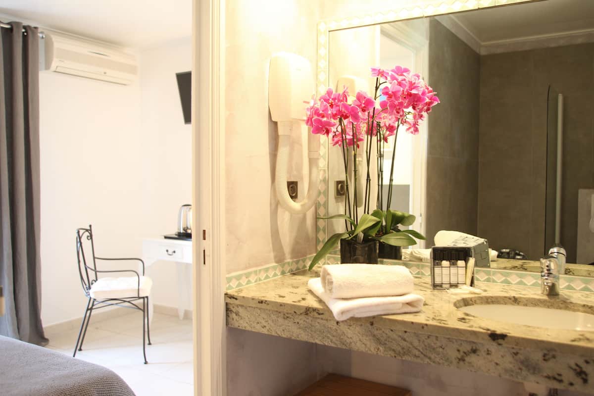 double room | bathroom | rainfall showerhead, free toiletries, hair dryer, towels