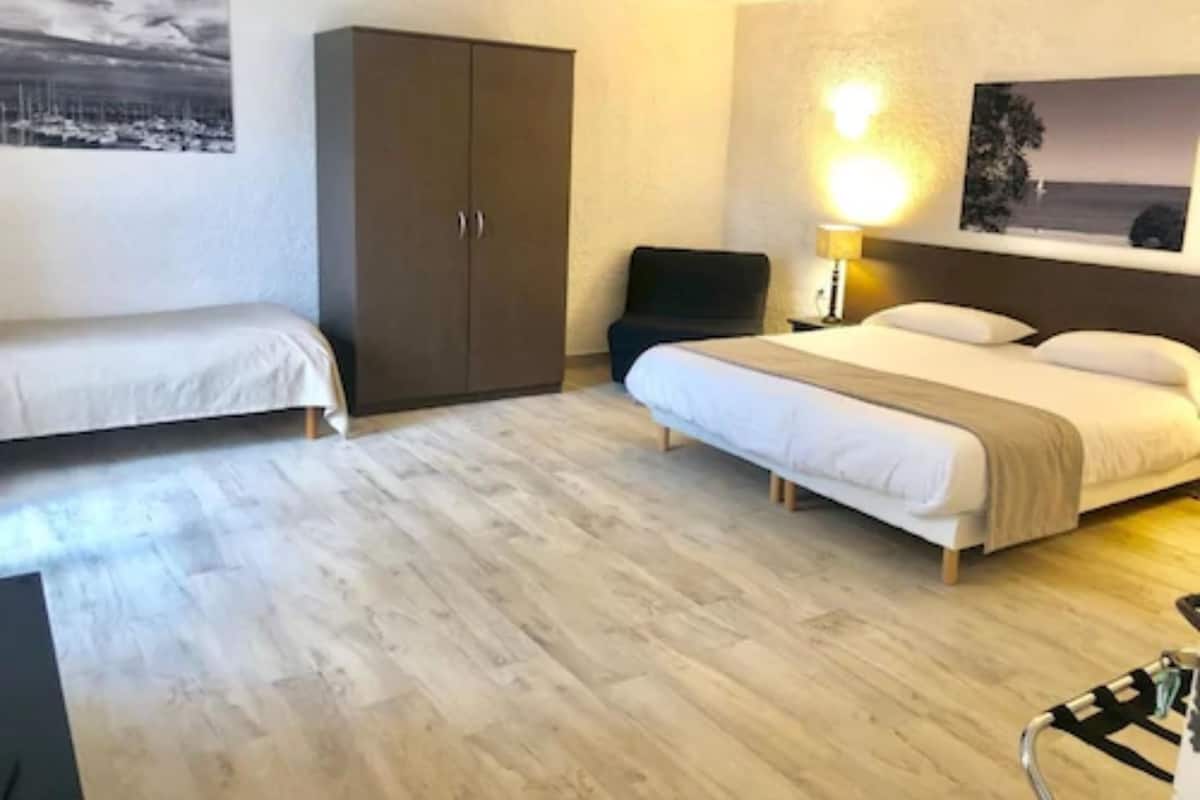 Superior Double Room | Peti besi dalam bilik, meja, kalis bunyi, cadar katil