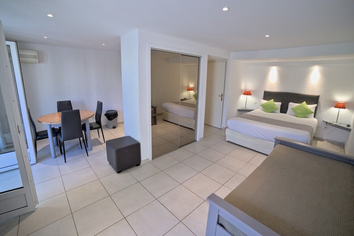 studio (3 people) | in-room safe, desk, soundproofing, bed sheets