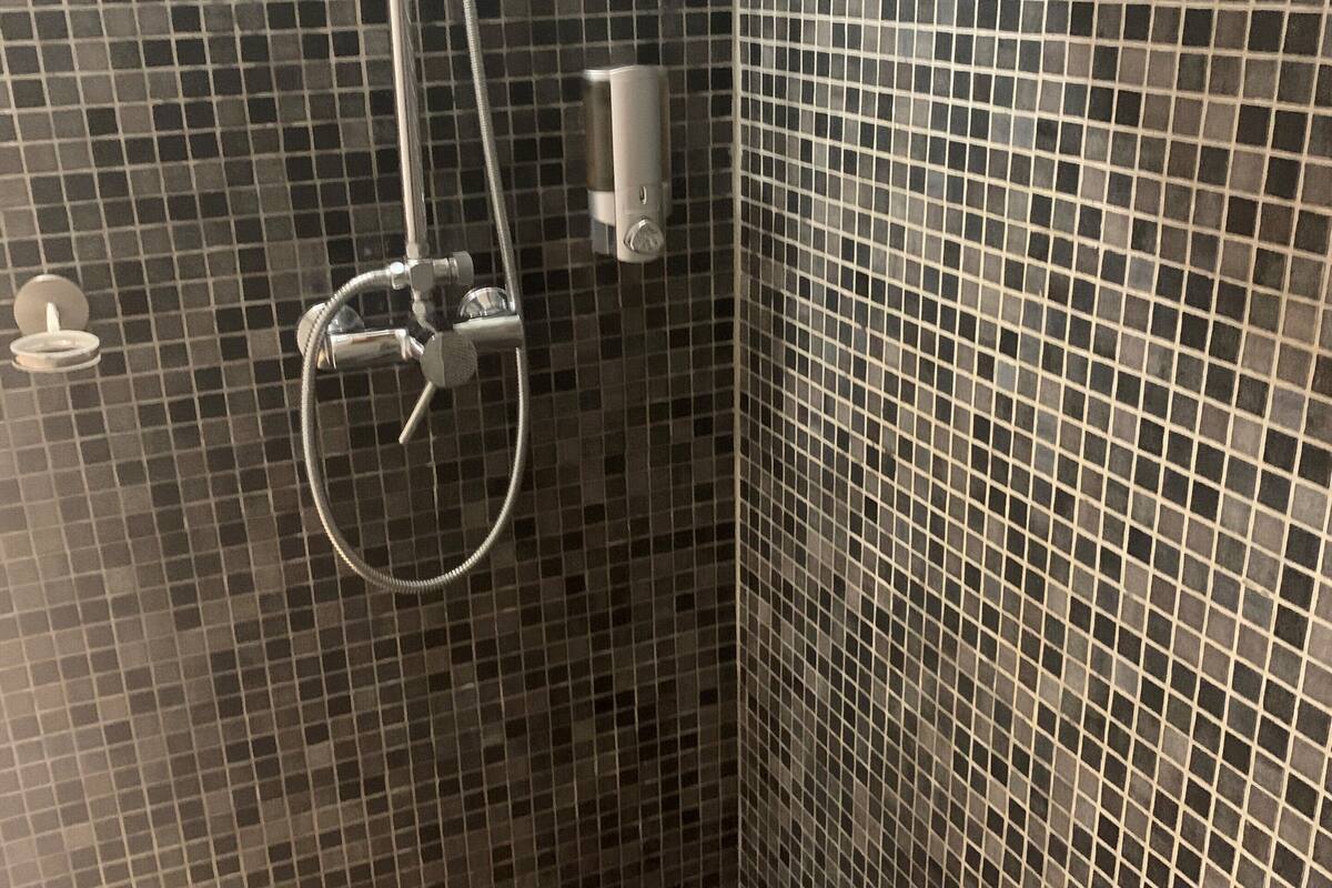 standard twin room | bathroom | rainfall showerhead, free toiletries, hair dryer, towels