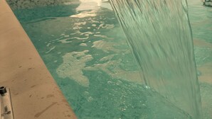 Ein Pool mit klarem Wasser und einem sichtbaren Wasserspeier.
