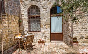 Apartment, 1 Bedroom, Refrigerator & Microwave, Hill View | Courtyard view - Relais L'Antico Convento (Umbertide)