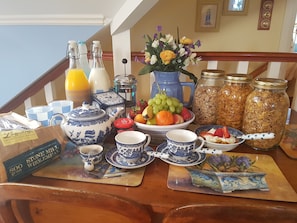 Family Apartment, 2 Bedrooms | Breakfast area - Water Bay Villa Bed and Breakfast (Glenelg South)