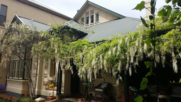 Exterior - Water Bay Villa Bed and Breakfast (Glenelg South)