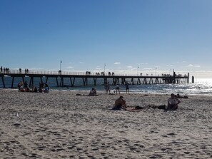 Beach nearby, white sand, beach towels - Water Bay Villa Bed and Breakfast (Glenelg South)