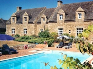 Outdoor pool, a heated pool - Le Manoir des Quatre Saisons (La Turballe)