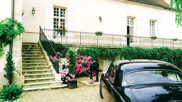 Mặt tiền nơi lưu trú