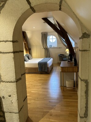 Junior-Suite, Nichtraucher, Klimaanlage | 1 Schlafzimmer, hochwertige Bettwaren, Minibar, Zimmersafe