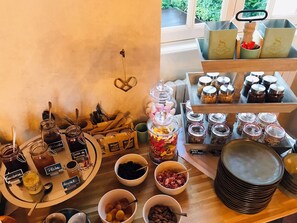 Tägliches inbegriffenes kontinentales Frühstück