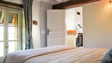 Familie suite, 2 slaapkamers, koelkast & magnetron, uitzicht op park | 1 slaapkamer, luxe beddengoed, een minibar, een kluis op de kamer
