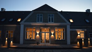 A two-story house with a symmetrical facade, large windows, and a central entrance. - Femhøj (Jægerspris)
