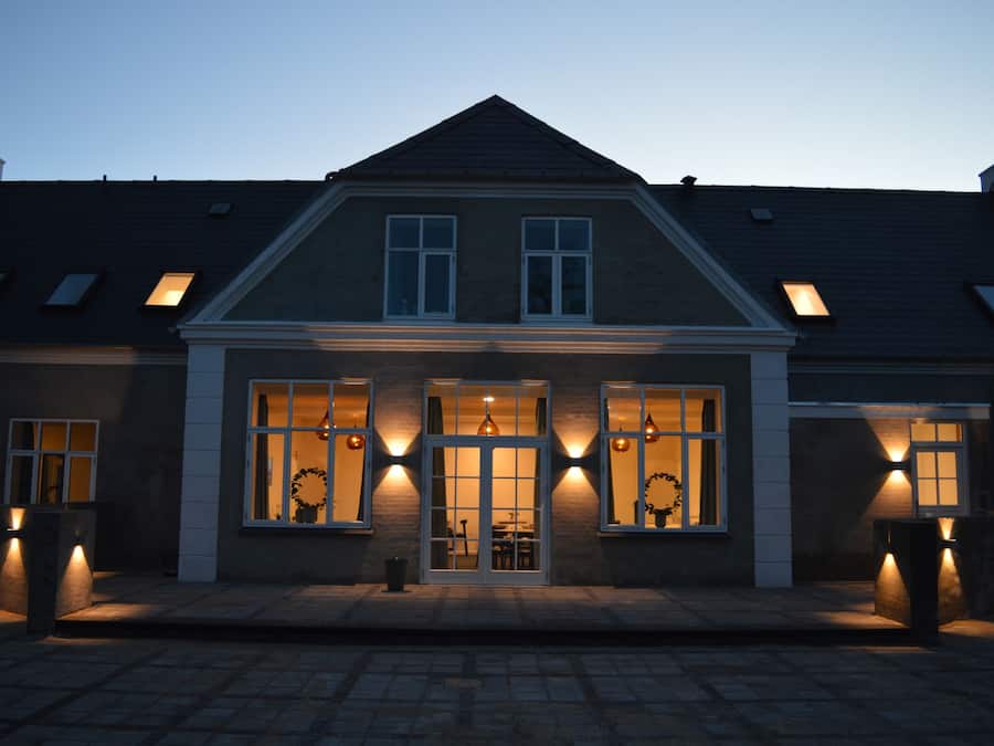 Fachada da propriedade à noite