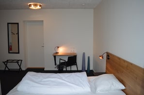 Desk, blackout curtains, soundproofing, iron/ironing board - Femhøj (Jægerspris)