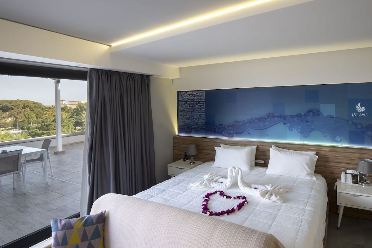 Suite, hot tub, uitzicht op zee (Double or Twin) | 1 slaapkamer, luxe beddengoed, een minibar, een kluis op de kamer