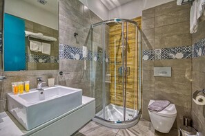 Appartement (Double or Twin) | Badkamer | Een douche, gratis toiletartikelen, een haardroger, badjassen