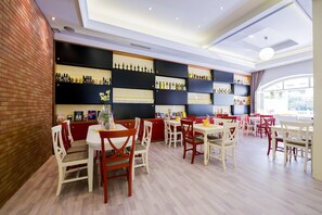 Tägliches Frühstücksbuffet gegen Gebühr