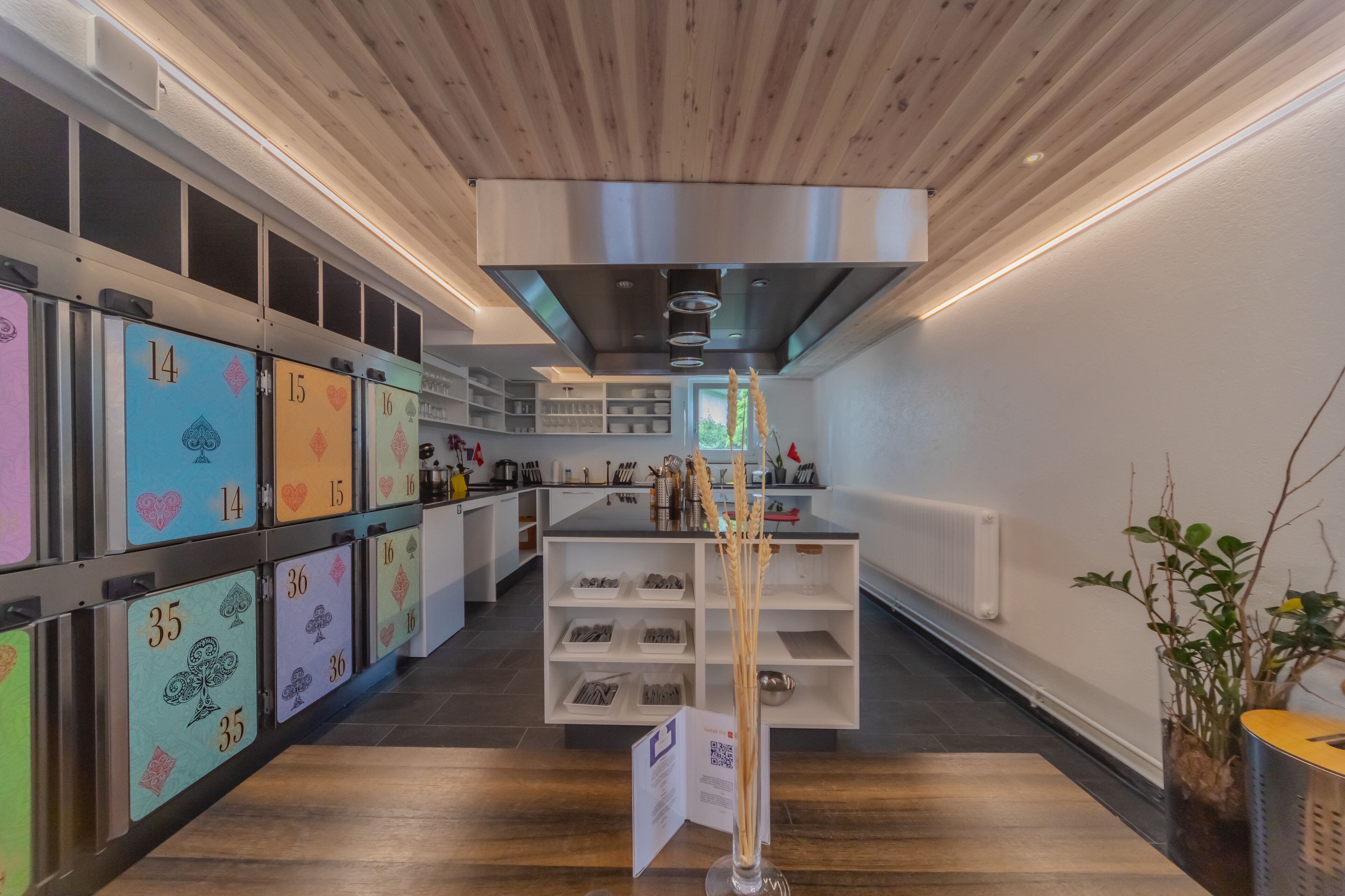 Une cuisine moderne avec des meubles en bois, un îlot central et une vue sur la salle à manger.