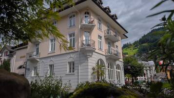 Vista frontal de la propiedad