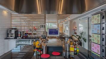 KĂŒhlschrank, Mikrowelle, Ofen, Herdplatte