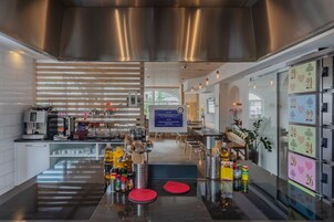 雪櫃、微波爐、焗爐、爐具