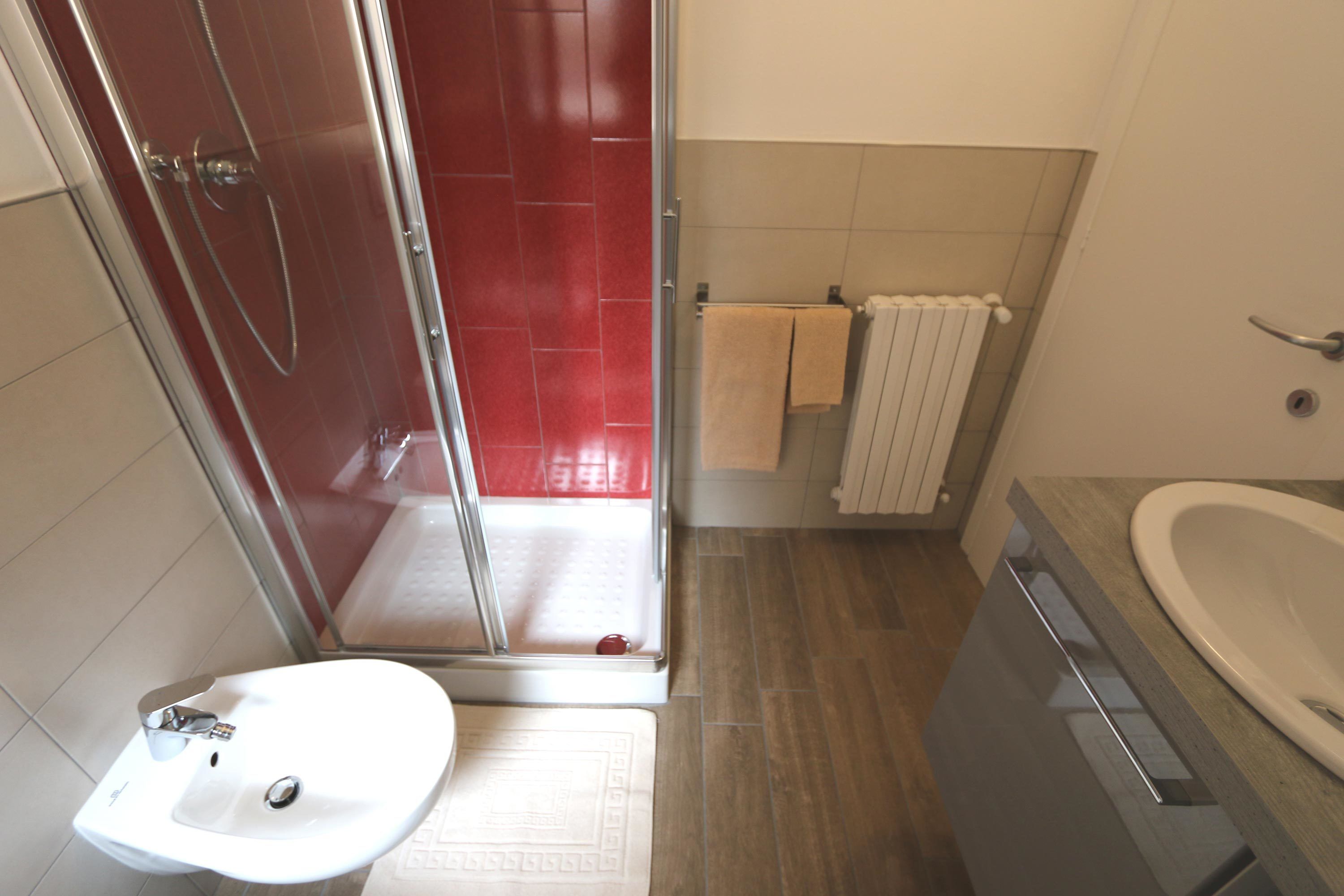 Apartament bàsic, 1 dormitori | Bany | Dutxa, assecador de cabells, bidet i tovalloles 