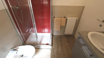 Apartemen Basic, 1 kamar tidur | Kamar mandi | Shower, pengering rambut, kloset, dan handuk