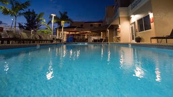 Una piscina al aire libre
