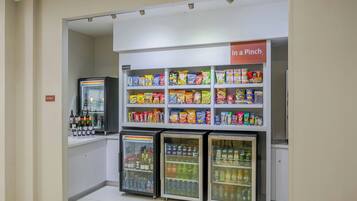 Zona de venta con aperitivos y bebidas frías.