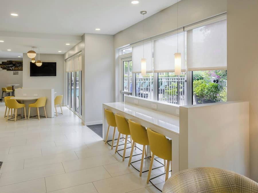 Una cocina moderna con comedor, ventanas amplias y vistas al exterior.