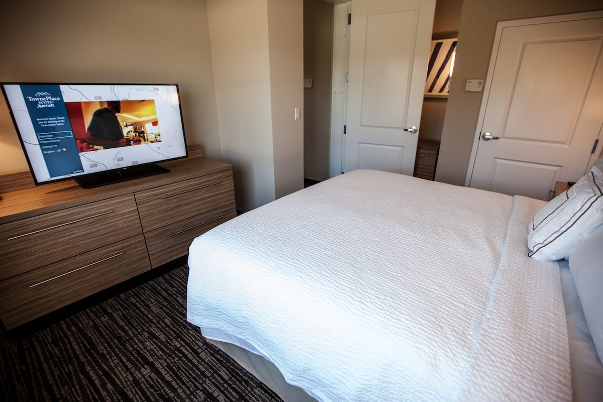 1 slaapkamer, een kluis op de kamer, een bureau, een laptopwerkplek