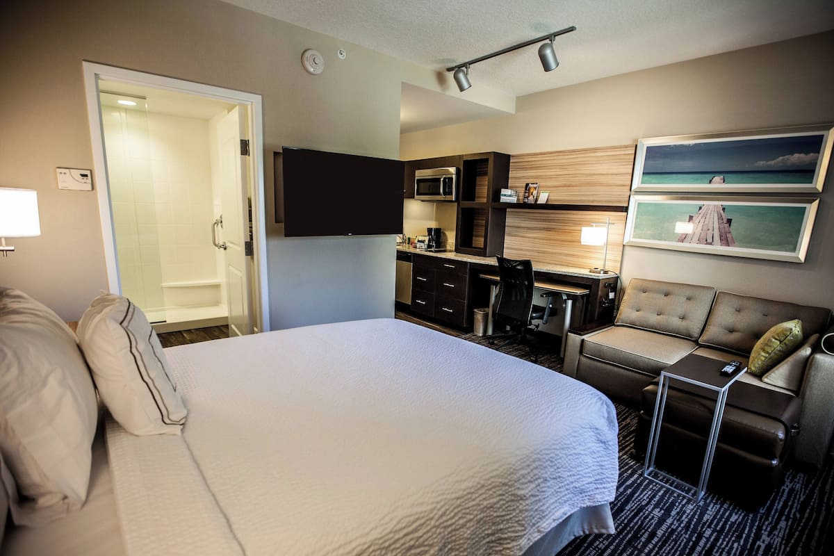 Studio, 1 kingsize bed met slaapbank, niet-roken | 1 slaapkamer, een kluis op de kamer, een bureau, een laptopwerkplek