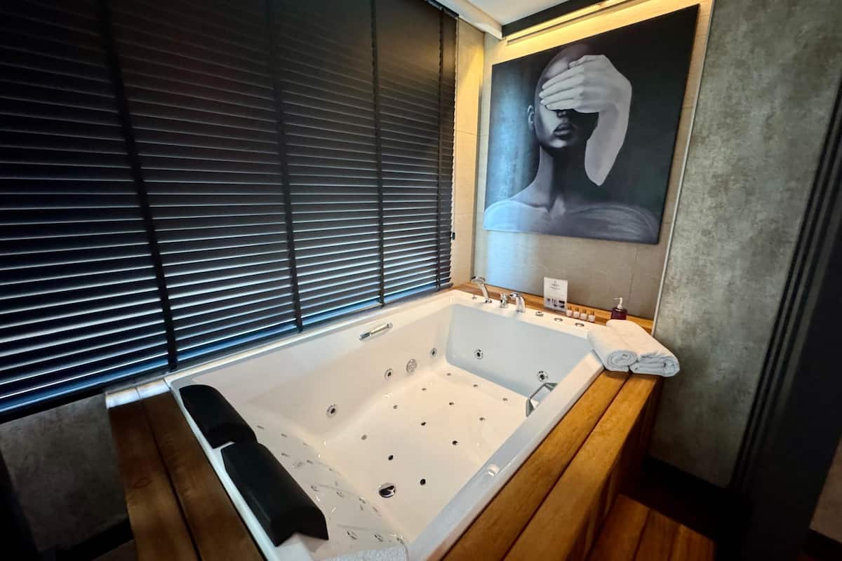 deluxe studio suite | premium bedding, minibar, in-room safe, desk