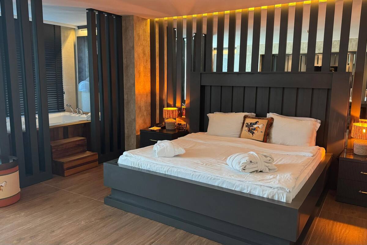 deluxe studio suite | premium bedding, minibar, in-room safe, desk