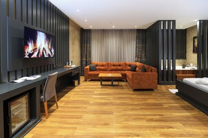 华丽开间套房 | 起居区 | 107-英寸液晶电视 （配备卫星频道）、电视