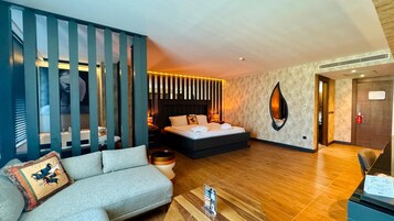 华丽开间套房 | 高档床上用品、迷你吧、客房内保险箱、办公桌