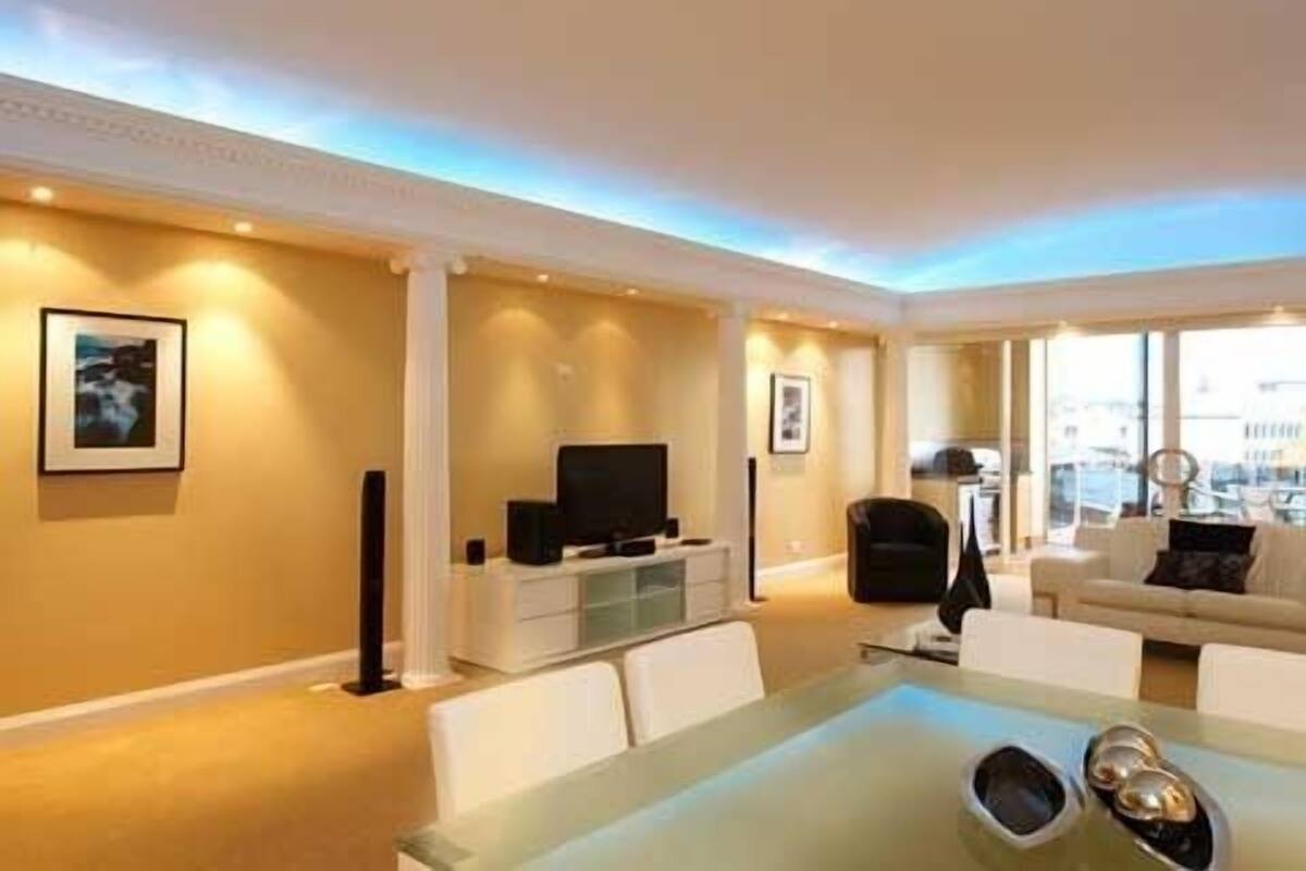Deluxe Apartment, 3 Bedrooms | Living room