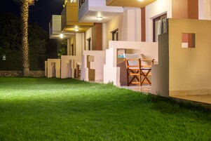 Estudio, balcón, vistas a la piscina | Balcón
