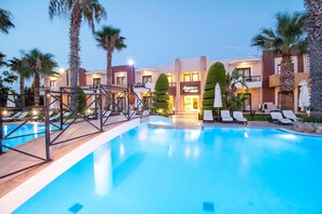 Piscina a l'aire lliure de temporada (horari: 09:00-19:00) i para-sols 