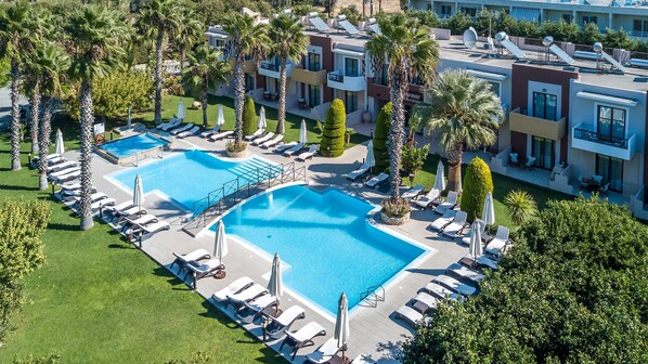 Sesongbasert utendørsbasseng, bassengparasoller og solsenger