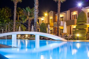 Piscina a l'aire lliure de temporada (horari: 09:00-19:00) i para-sols 