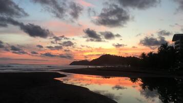 Beach nearby, black sand, beach shuttle, 5 beach bars
