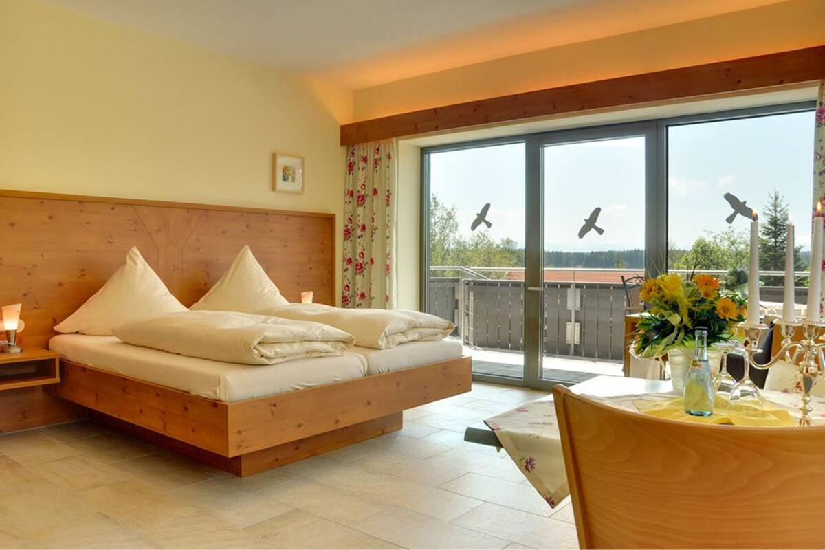 desk, free cots/infant beds, free wifi, bed sheets