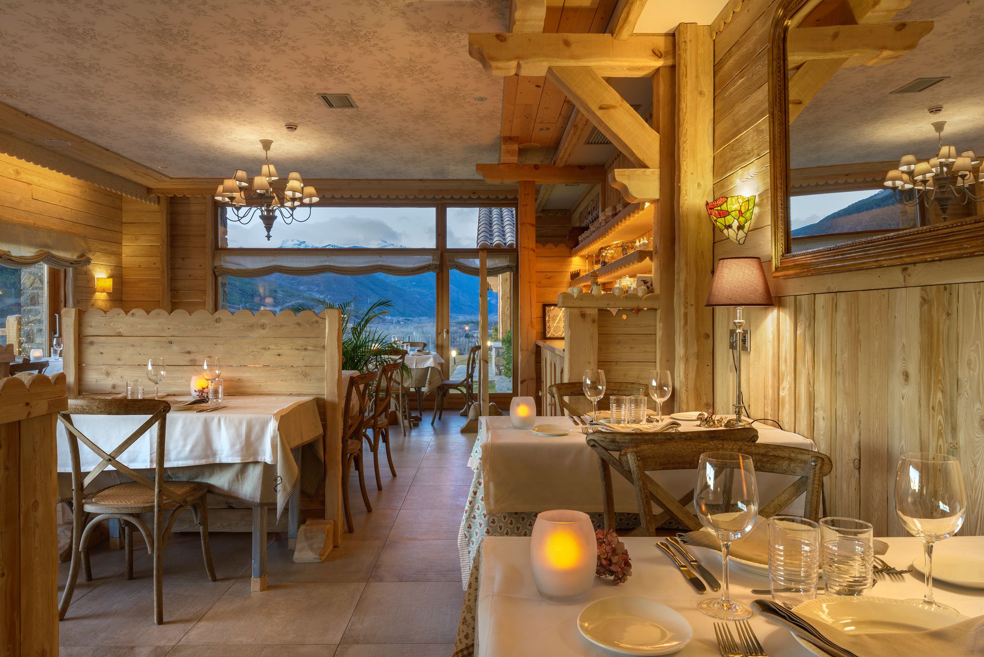 breakfast, lunch and dinner served