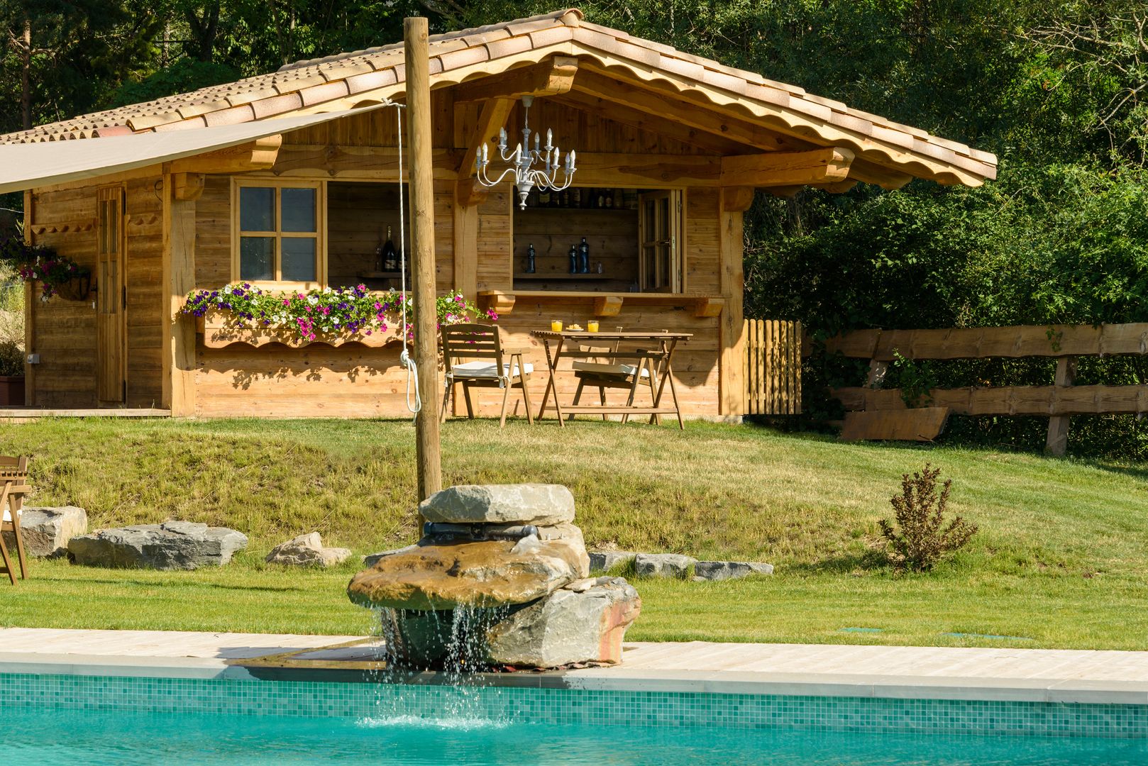 สระว่ายน้ำกลางแจ้งเปิดตามฤดูกาล, ร่มริมสระว่ายน้ำ, เก้าอี้อาบแดดริมสระ