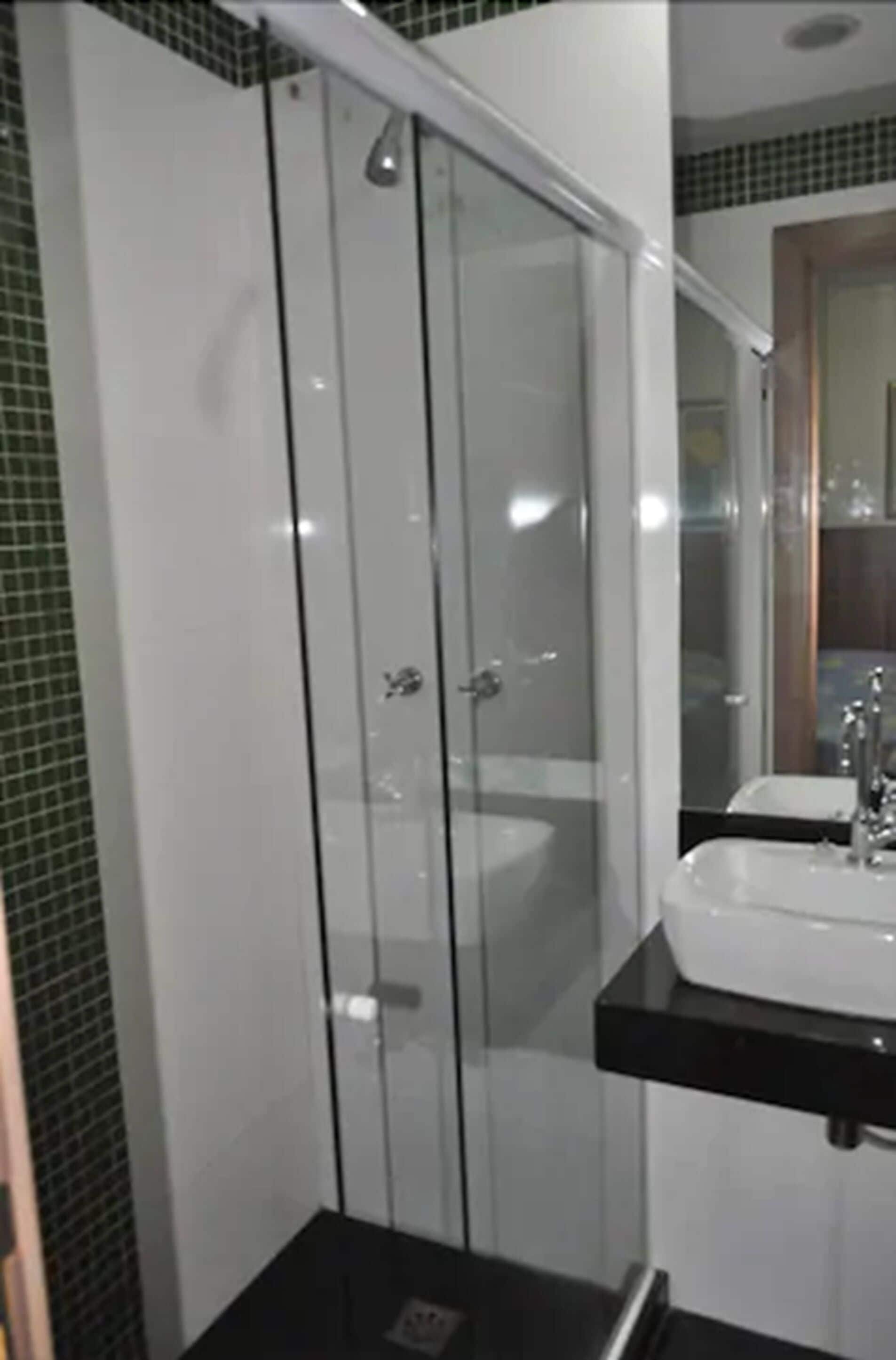 standard quadruple room | bathroom | shower, towels