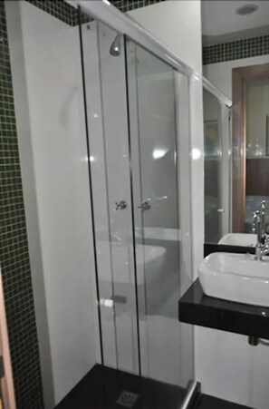 Habitación cuádruple estándar | Baño | Ducha, toallas, jabón y champú