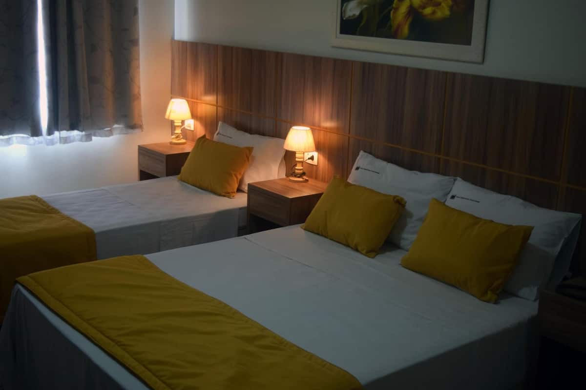 Minibar, escritorio, cortinas blackout y wifi gratis
